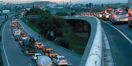 Carril bus a l'autovia de Castelldefels col&middot;lapsant tot el tr&agrave;nsit (25 d'octubre de 2007)